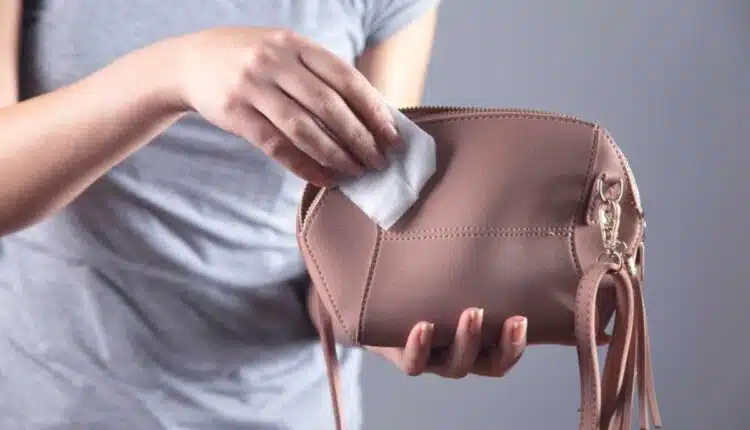 É fácil limpar bolsas de camurça? Veja o que ninguém te conta