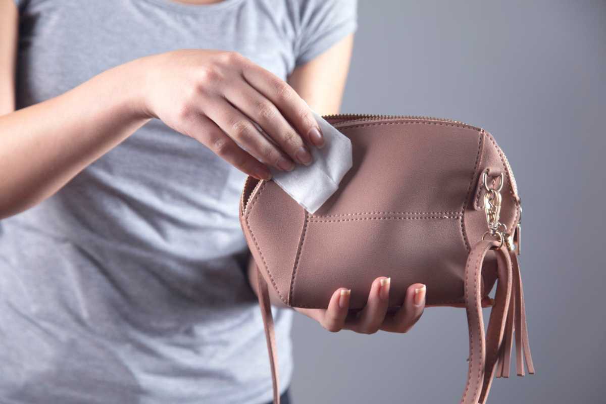 É fácil limpar bolsas de camurça? Veja o que ninguém te conta