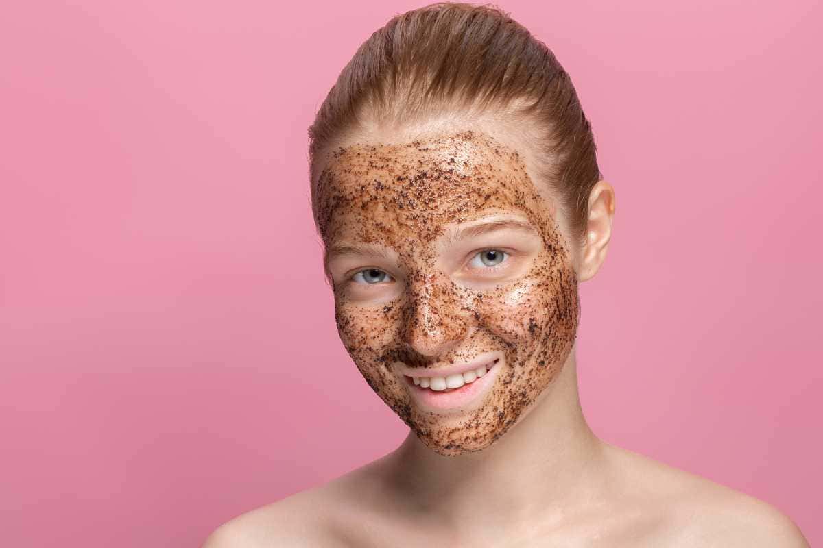 Esfoliação natural que deixa a pele mais macia e iluminada em poucos minutos