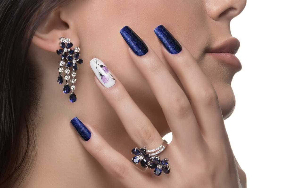 Essa ideia de unhas azul com glitter está viralizando e você vai entender o motivo