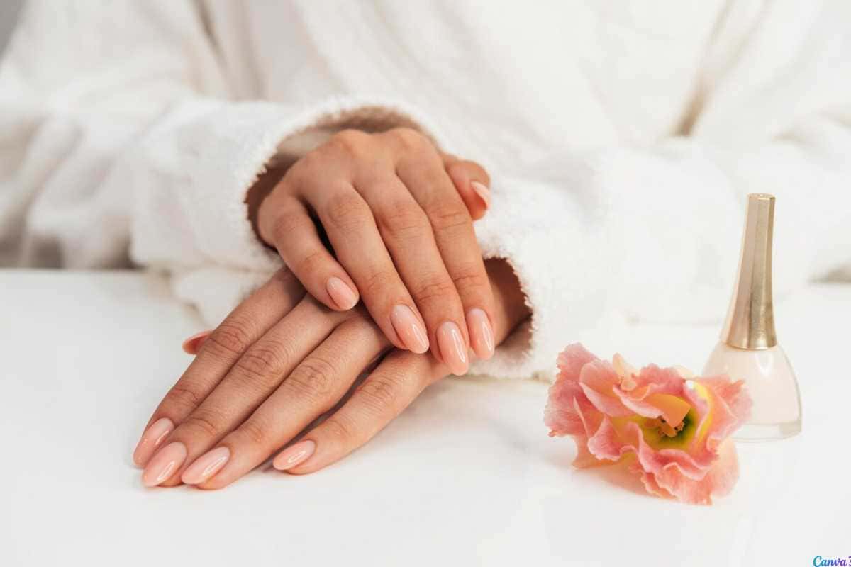Essas cores estão deixando as unhas amendoadas ainda mais chiques