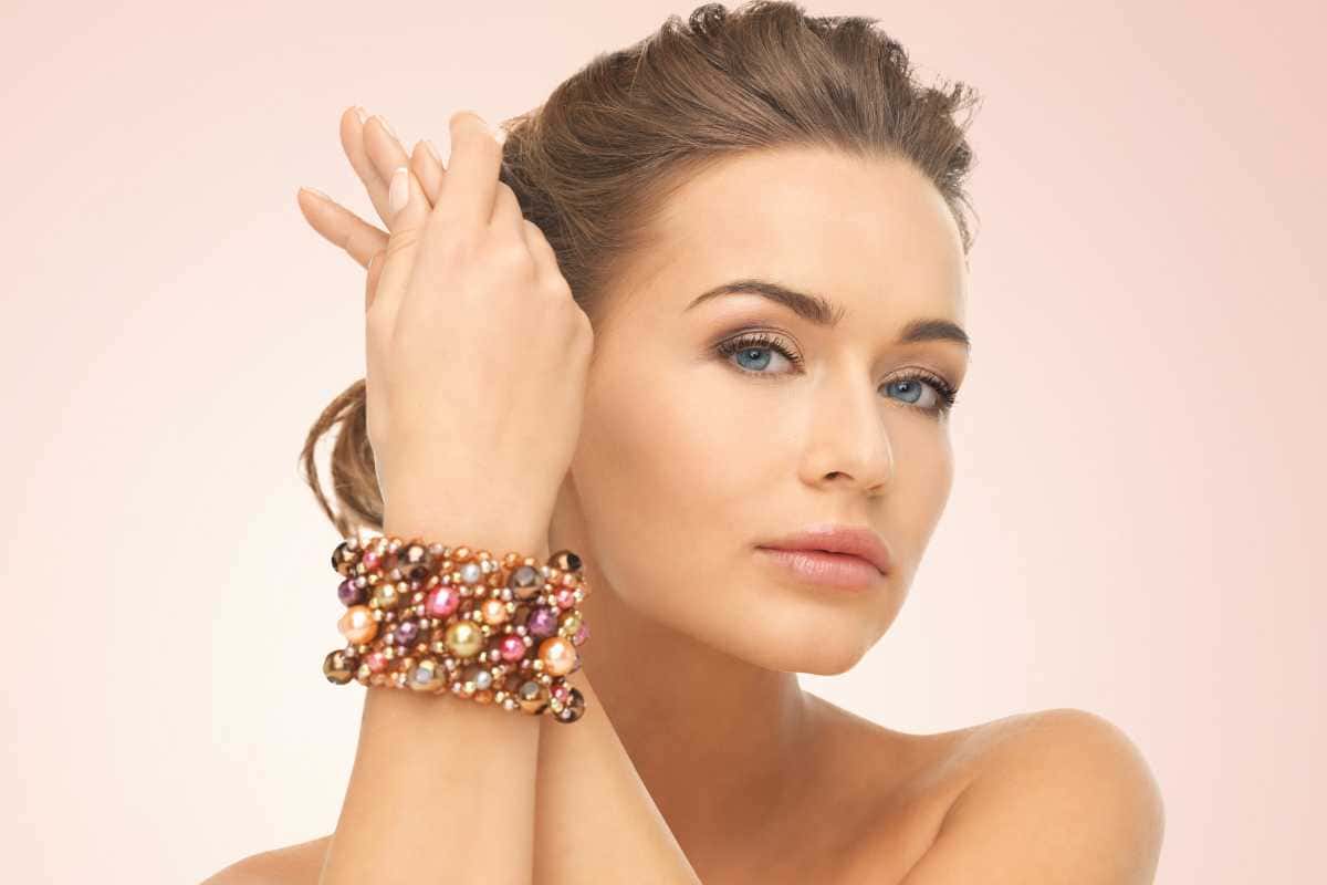 Esse truque com pulseiras largas vai deixar seu braço mais elegante