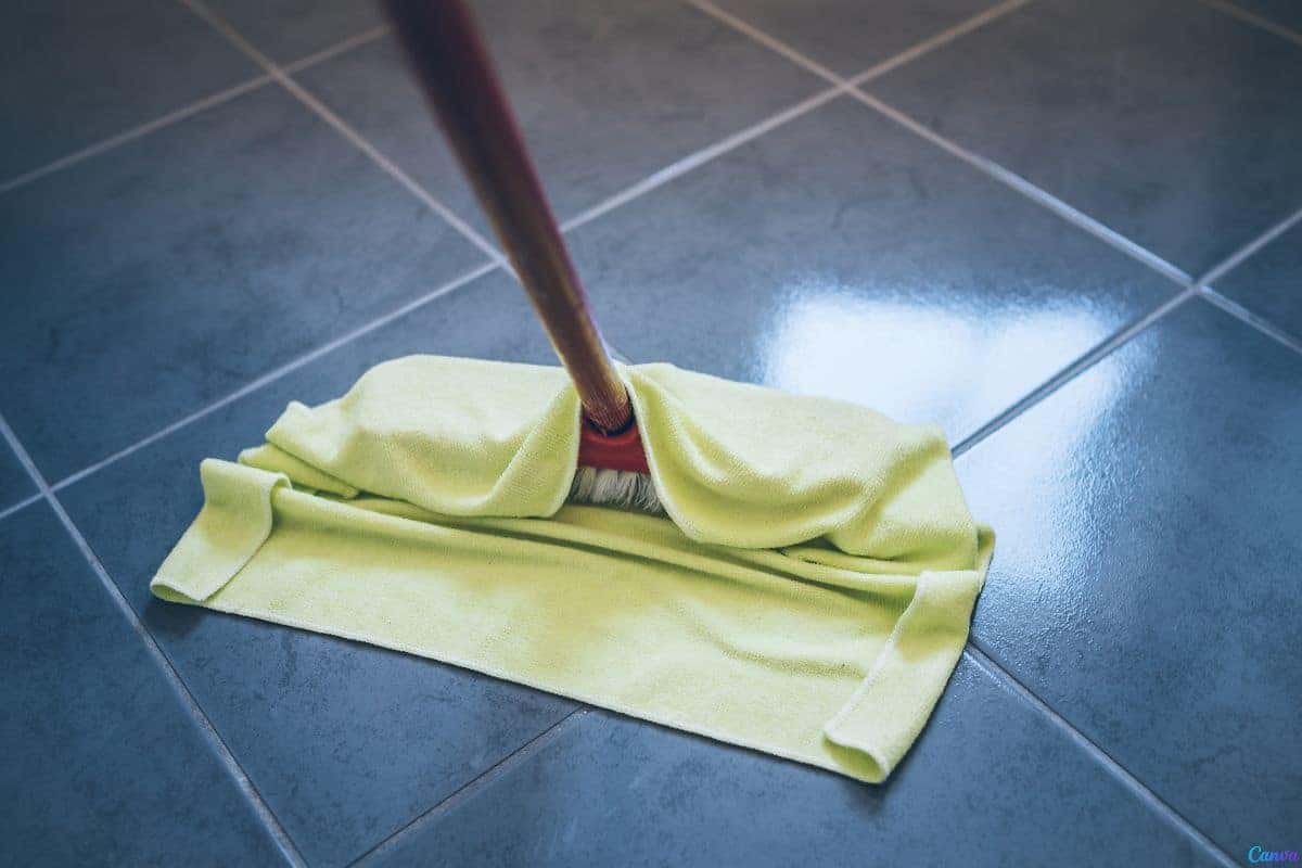 Esse truque com vinagre de maçã está ajudando na limpeza de pisos escuros