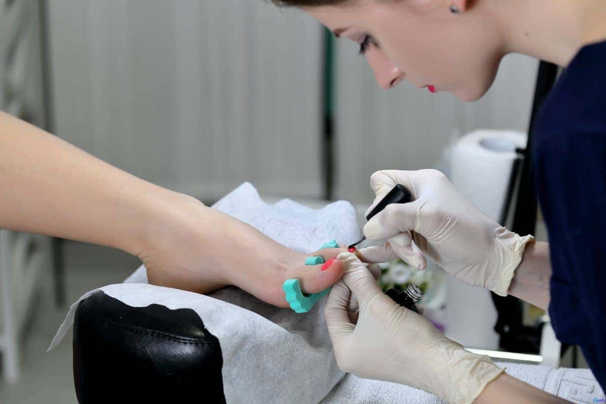 Francesinha vermelha com glitter: ousadia para unhas marcantes