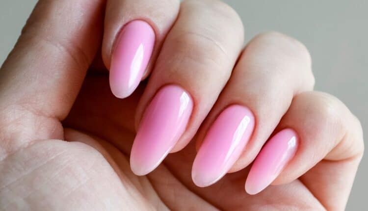 Inspiração de unha em gel rosa que une delicadeza com toque moderno