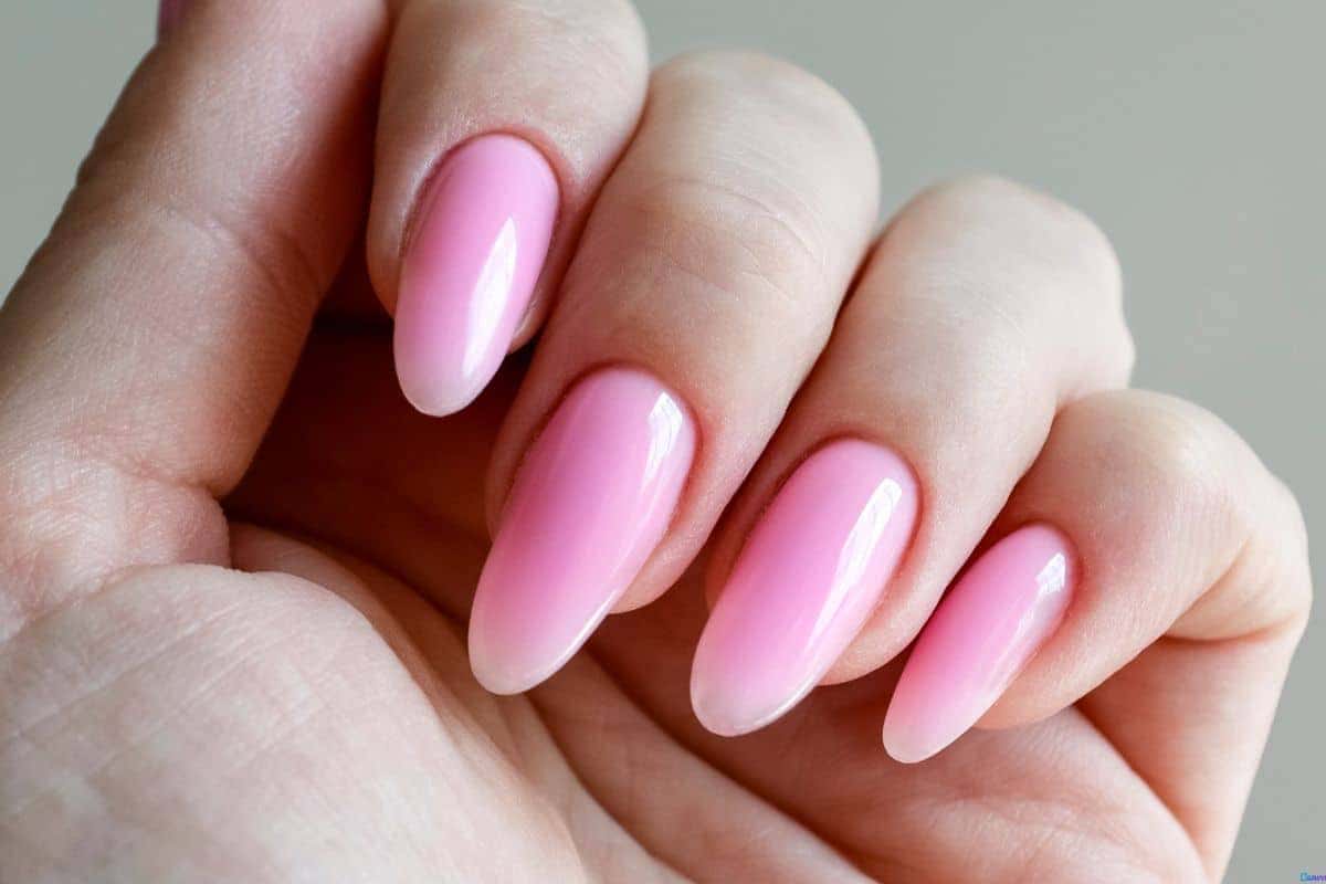 Inspiração de unha em gel rosa que une delicadeza com toque moderno