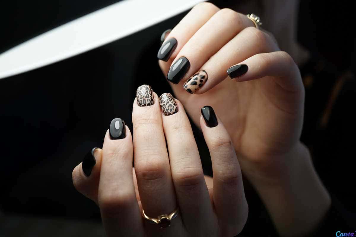 Inspiração de unhas pretas decoradas que provam que o escuro também pode ser delicado