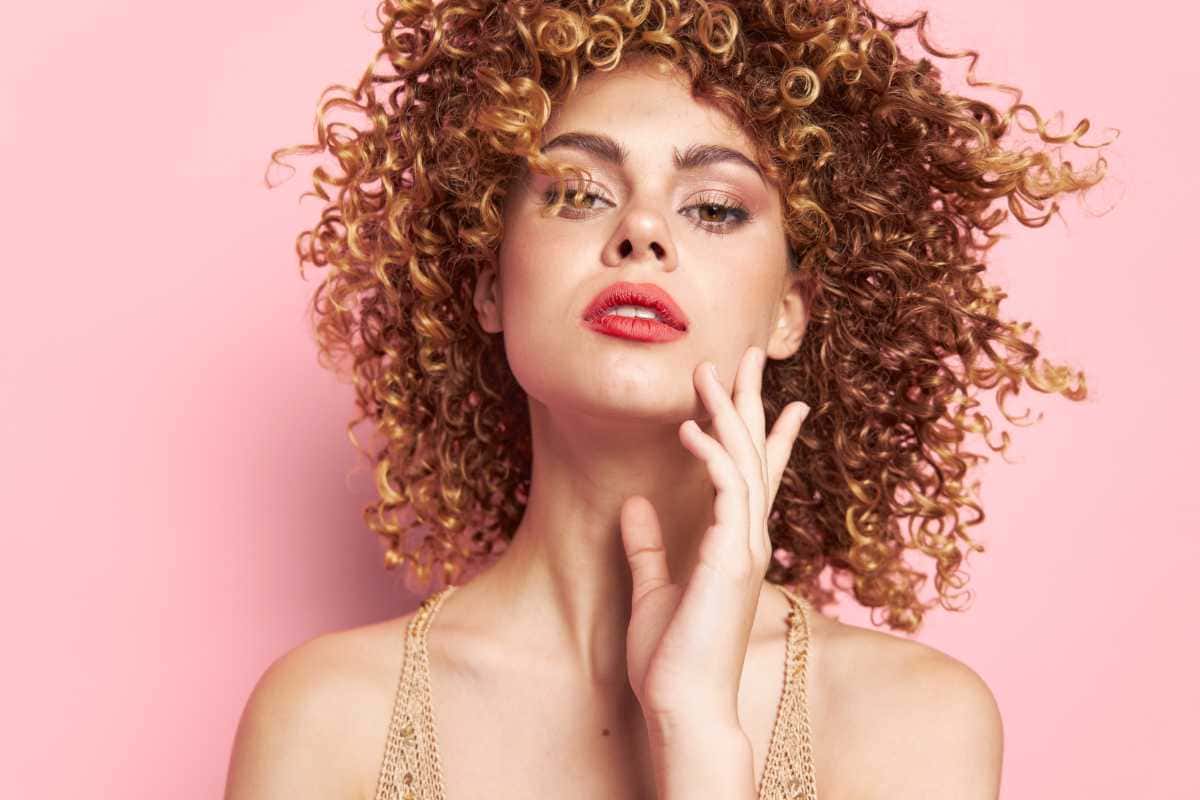 Mullet cacheado: como adotar esse corte moderno mantendo o volume natural dos fios