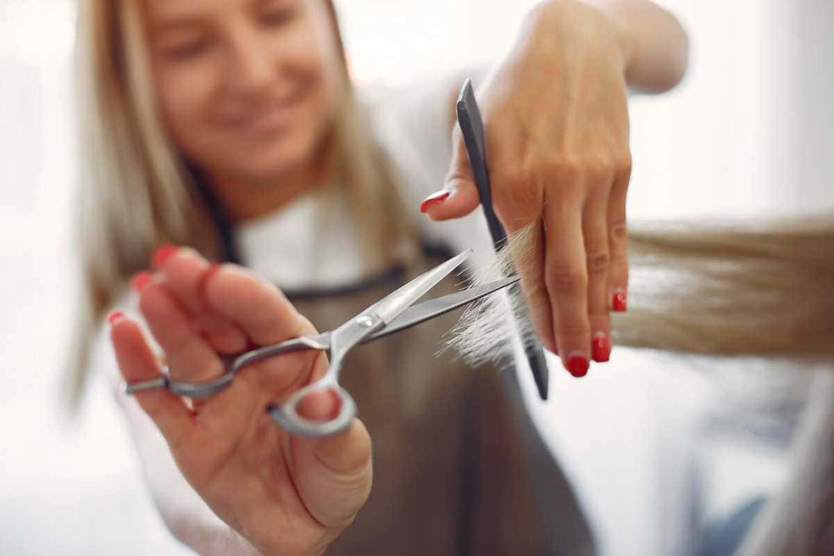 O corte que disfarça o grisalho e dá mais volume aos fios sem química
