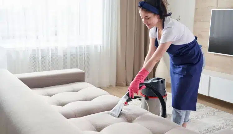 O guia definitivo para remover qualquer tipo de mancha do sofá