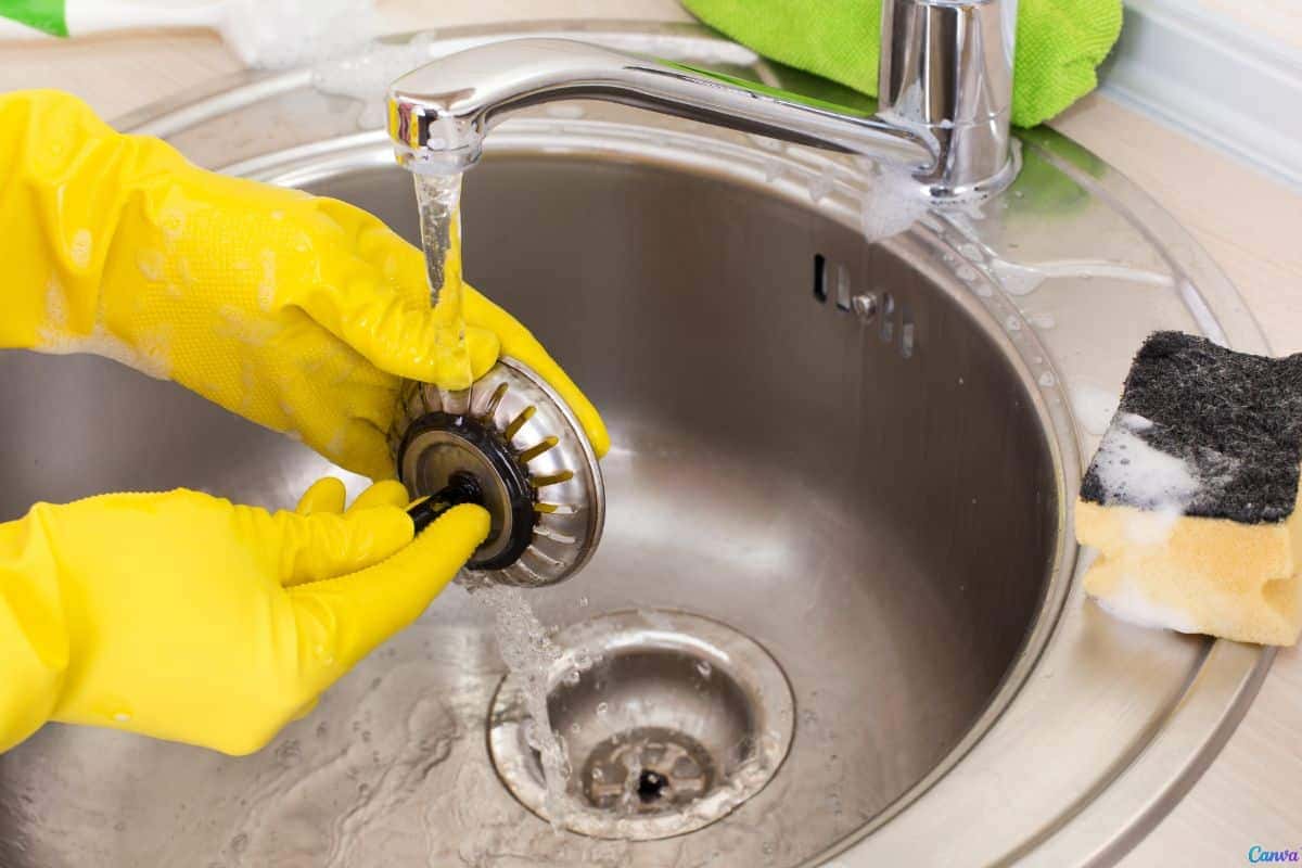O jeito certo de limpar ralos e ainda deixar cheiro bom na pia