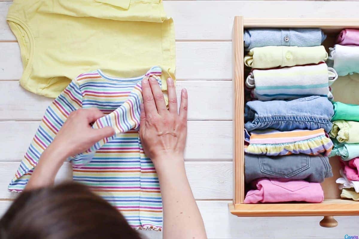 O método japonês para dobrar roupas que vai duplicar seu espaço no armário