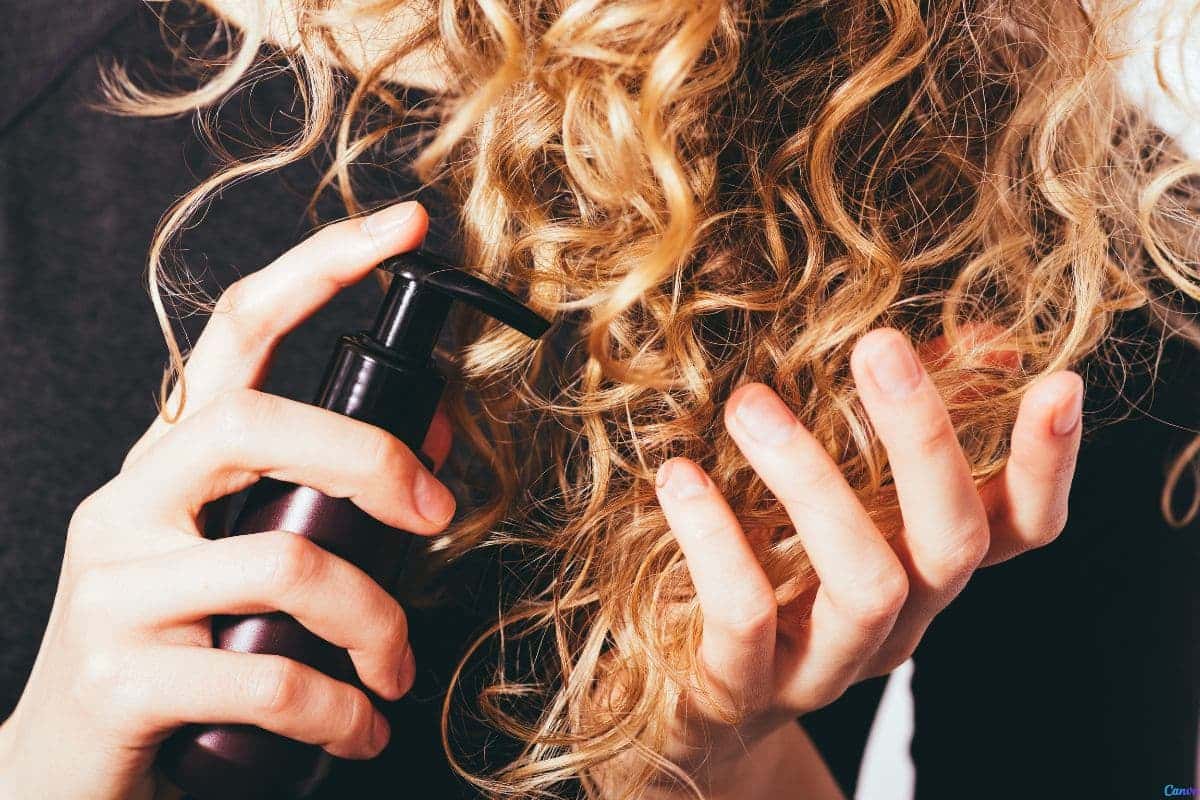 O óleo natural que protege do secador e ainda controla o frizz sem pesar