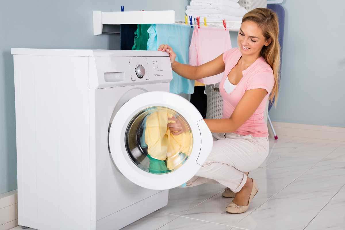 O que colocar na máquina de lavar para deixar as roupas mais cheirosas