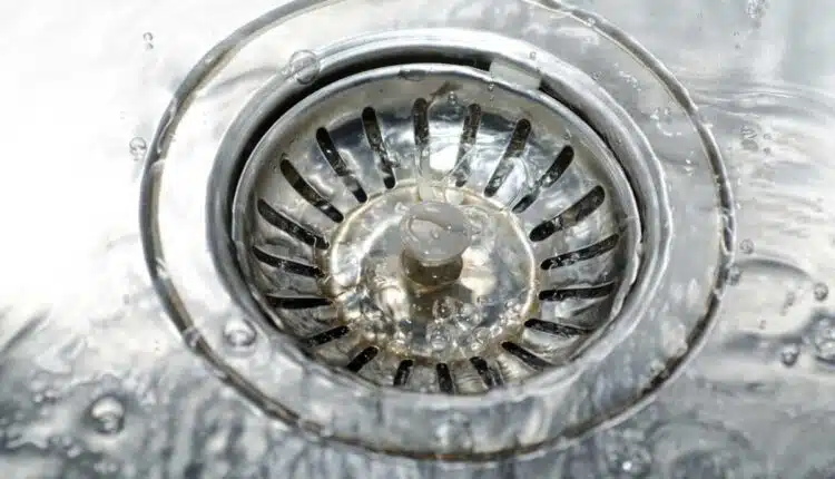 O que colocar no ralo para evitar mau cheiro sem precisar gastar com produtos caros