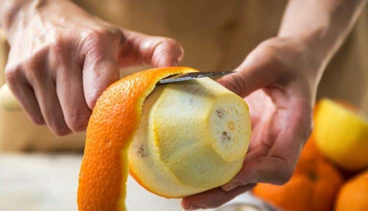 O truque com casca de laranja que deixa a cozinha perfumada naturalmente