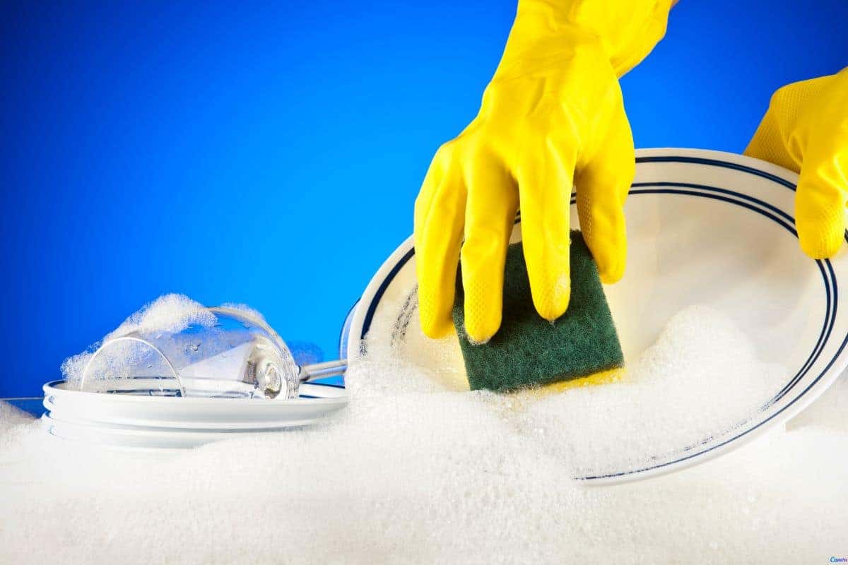 O truque da esponja congelada que está facilitando a vida na cozinha