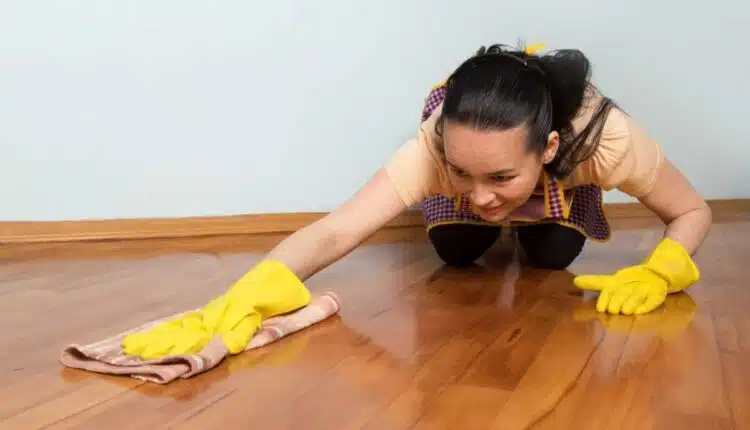 O truque simples para deixar o chão da casa brilhando como novo