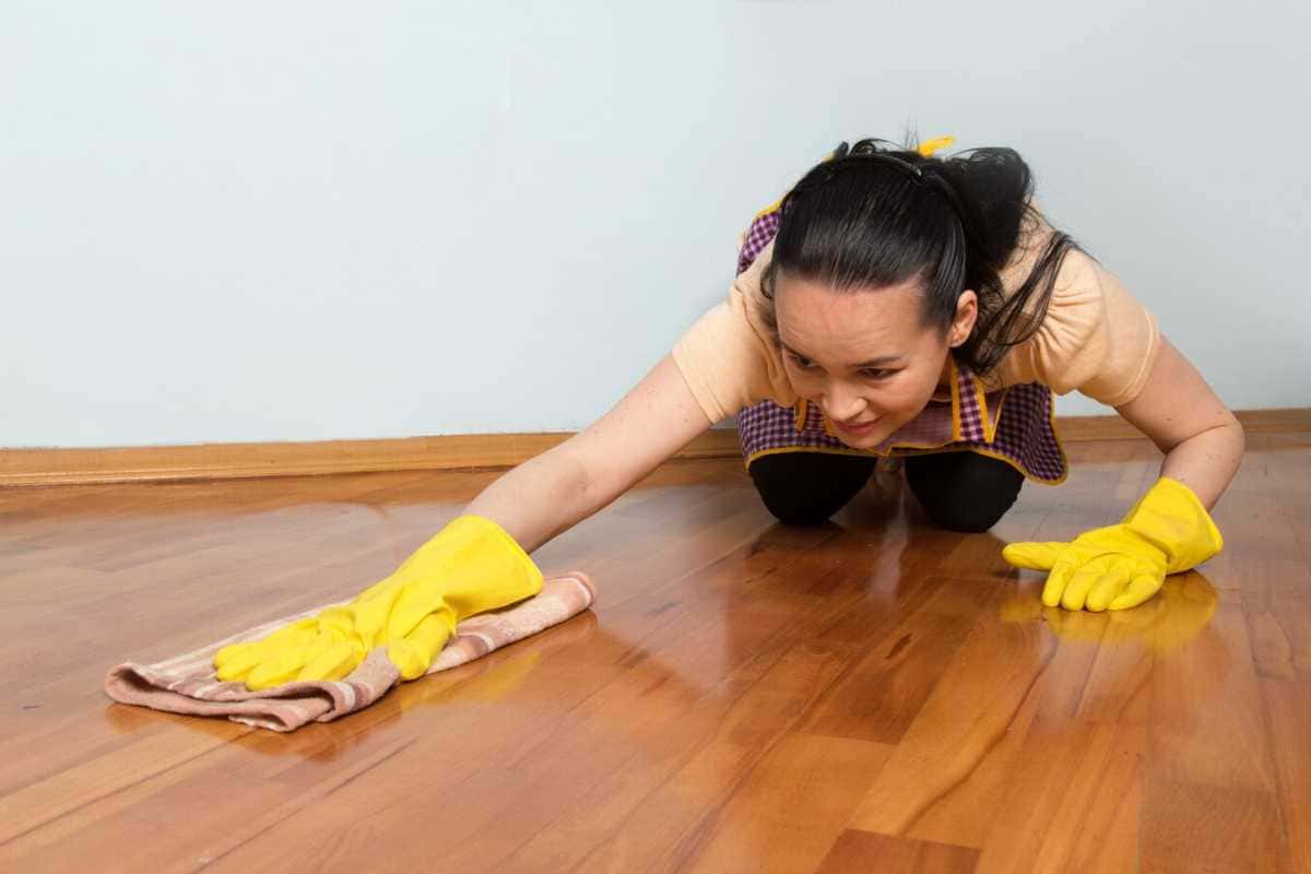 O truque simples para deixar o chão da casa brilhando como novo