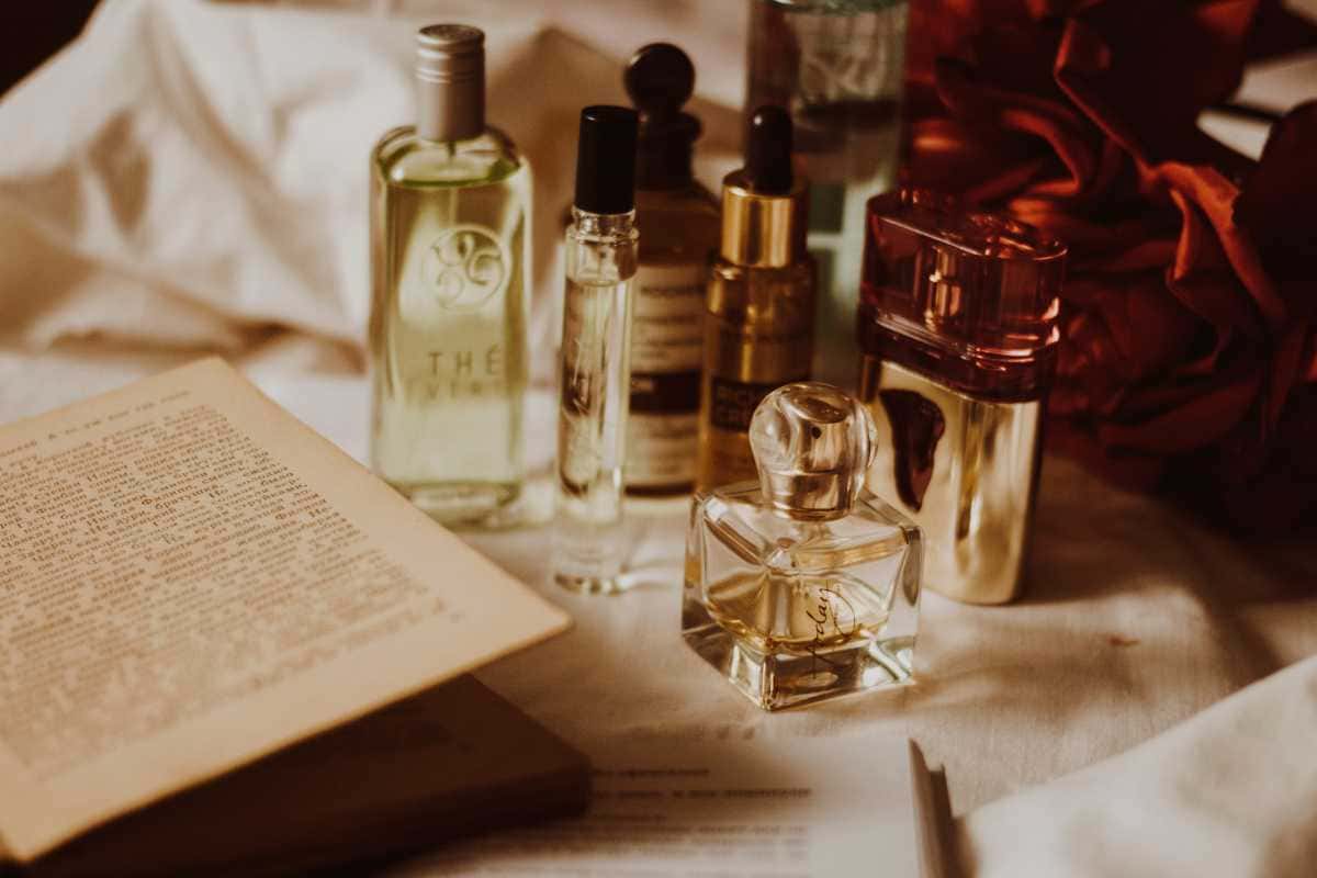 Tendência dos perfumes com feromônio: benefícios, riscos e curiosidades