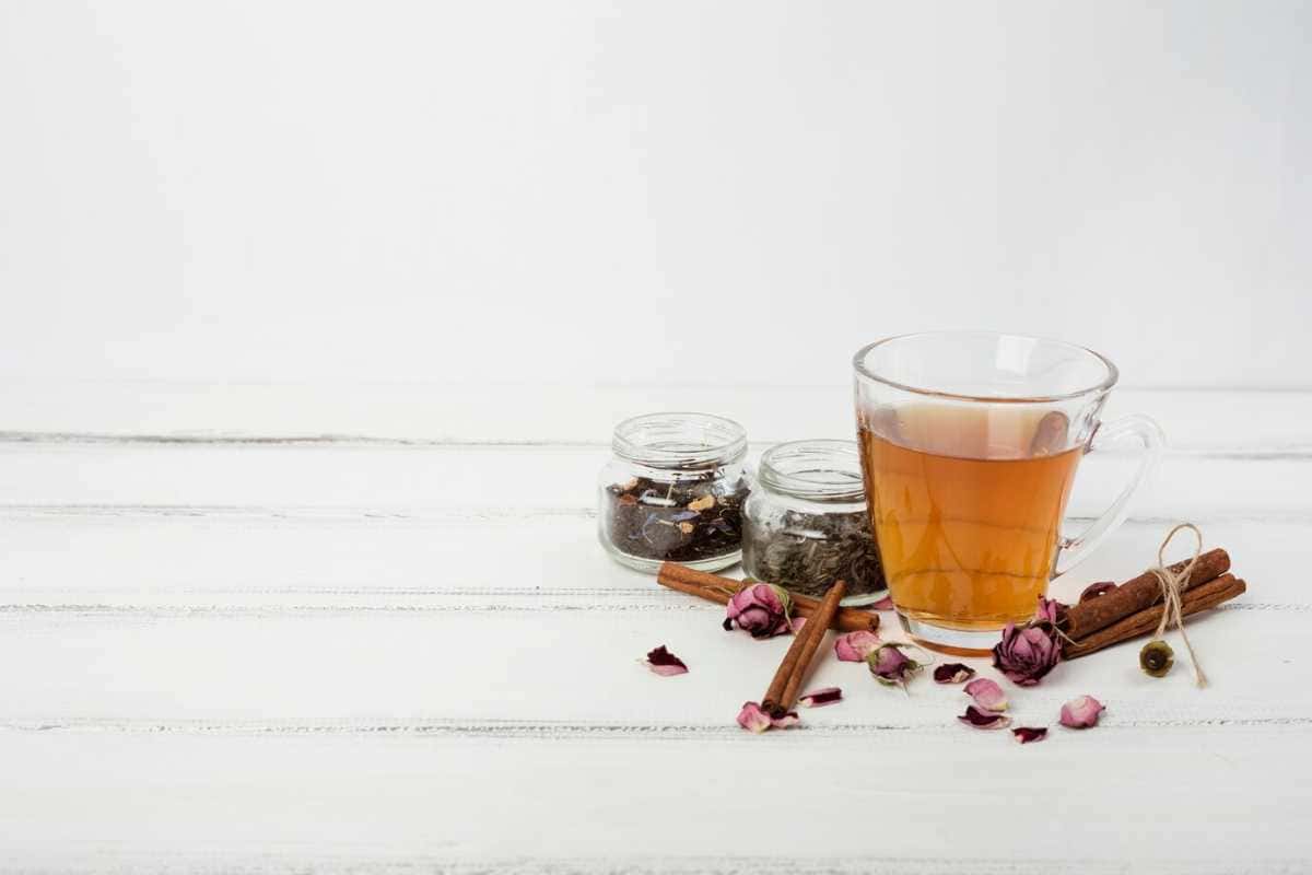 Receita simples de chá para ajudar na retenção de líquidos e desinchar