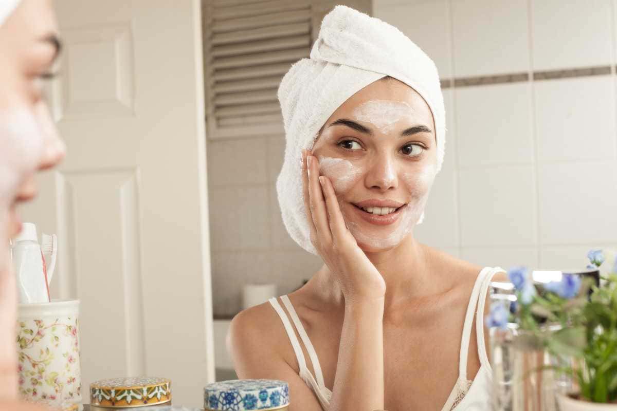 Skincare noturno: o que realmente vale a pena usar antes de dormir para maximizar a renovação celular durante o sono