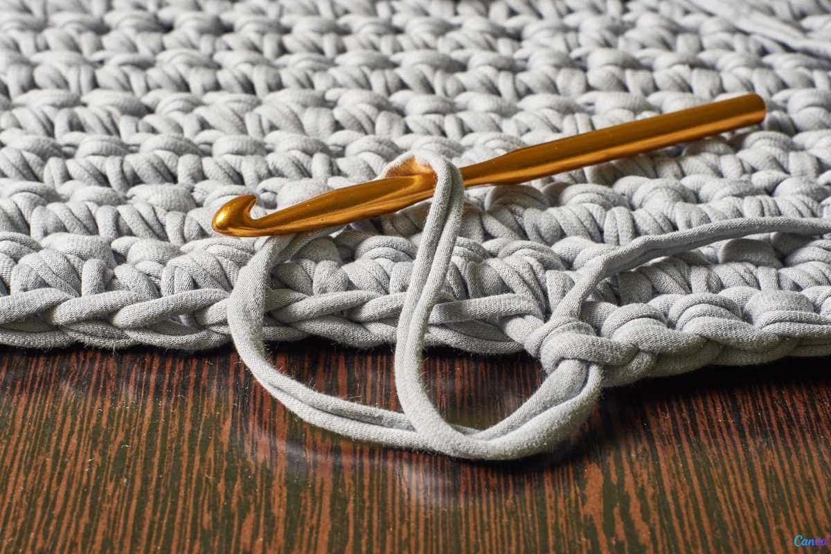 Tapete de crochê retangular simples e fácil: modelo versátil para decorar qualquer canto da casa