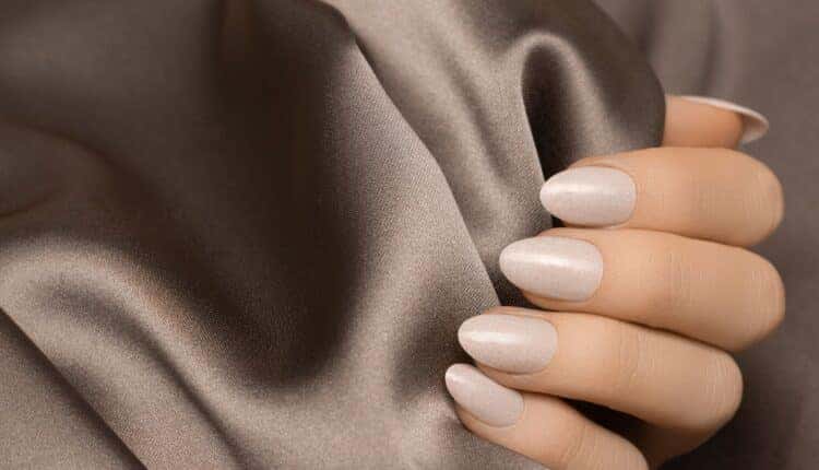 Unha amendoada branca: modelo minimalista que nunca sai de moda