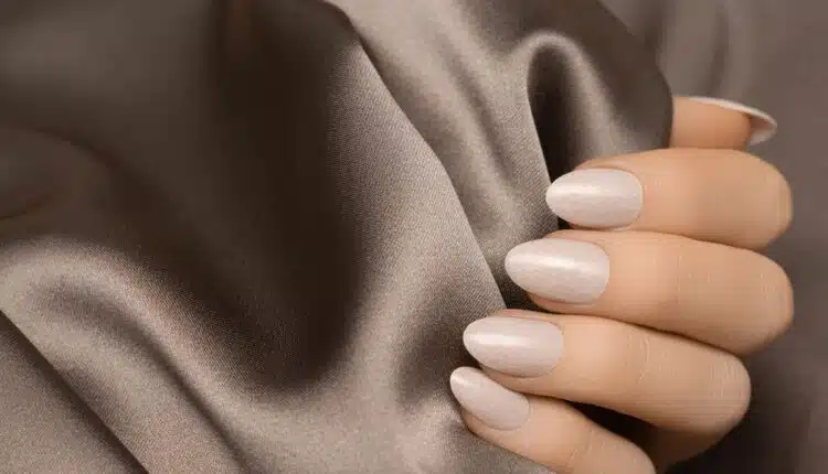 Unha amendoada branca: modelo minimalista que nunca sai de moda