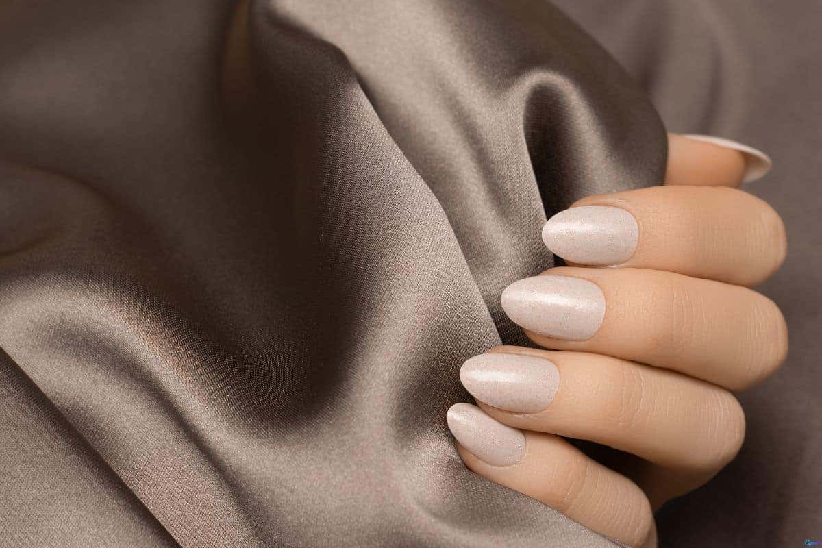 Unha amendoada branca: modelo minimalista que nunca sai de moda