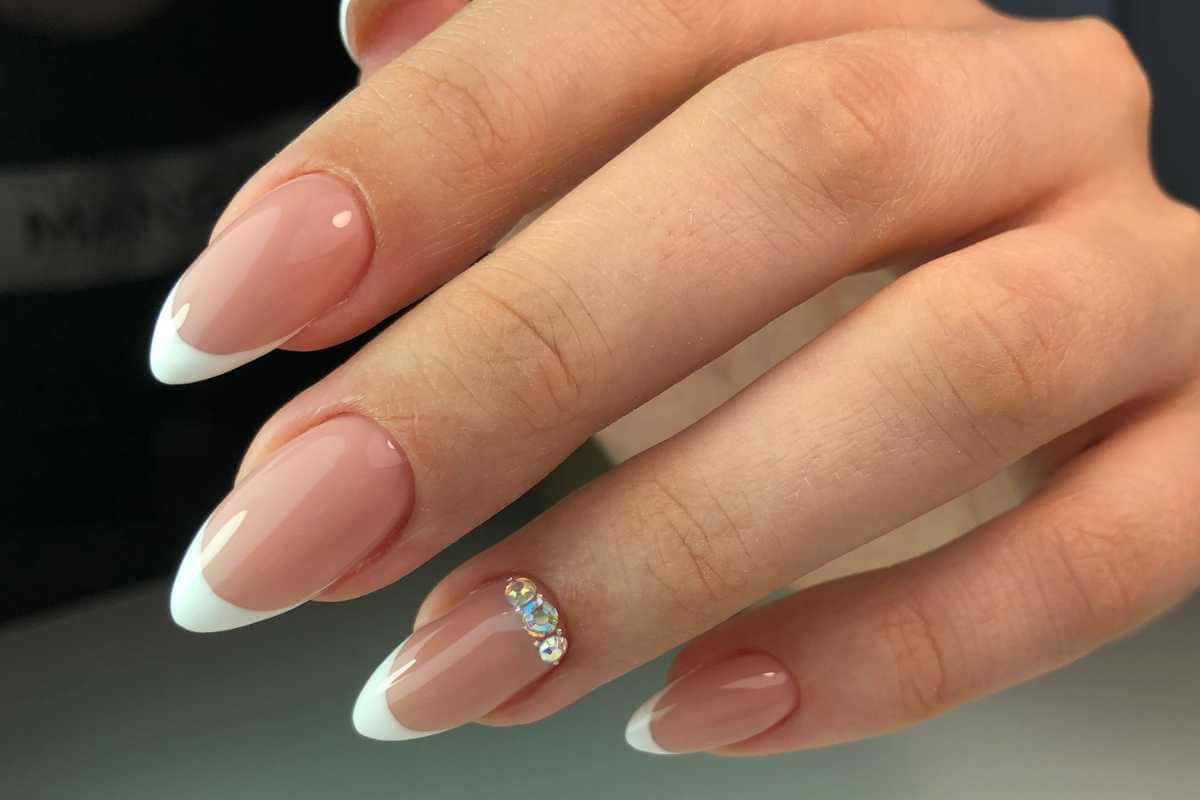 Unha clara delicada: tons suaves que combinam com qualquer ocasião