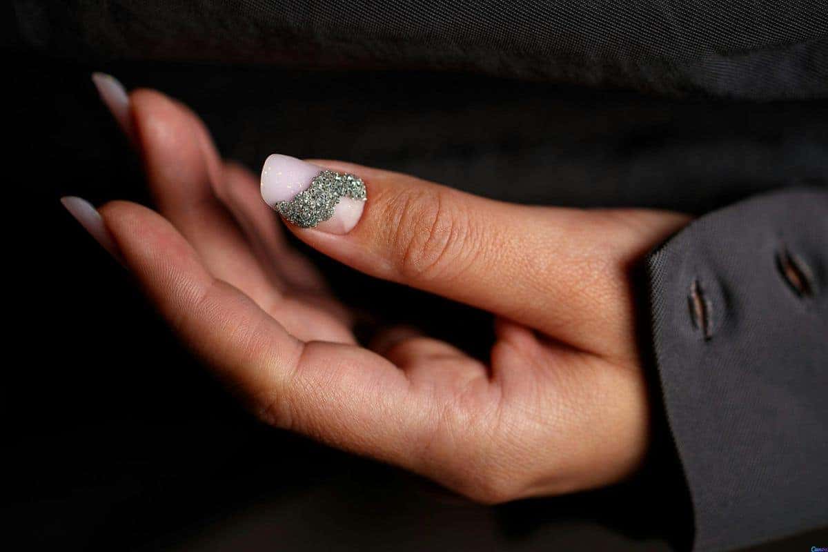 Unha com glitter degradê: brilho suave para dar destaque na medida certa
