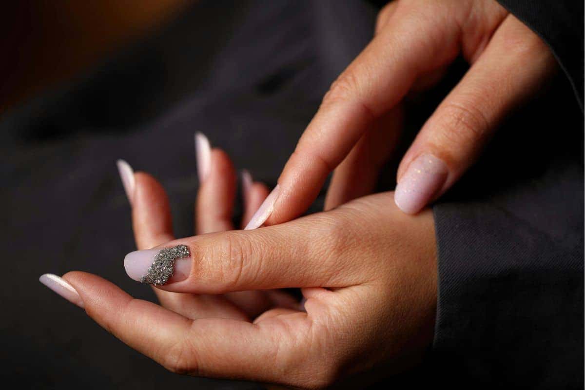 Unha com glitter degradê: brilho suave para dar destaque na medida certa