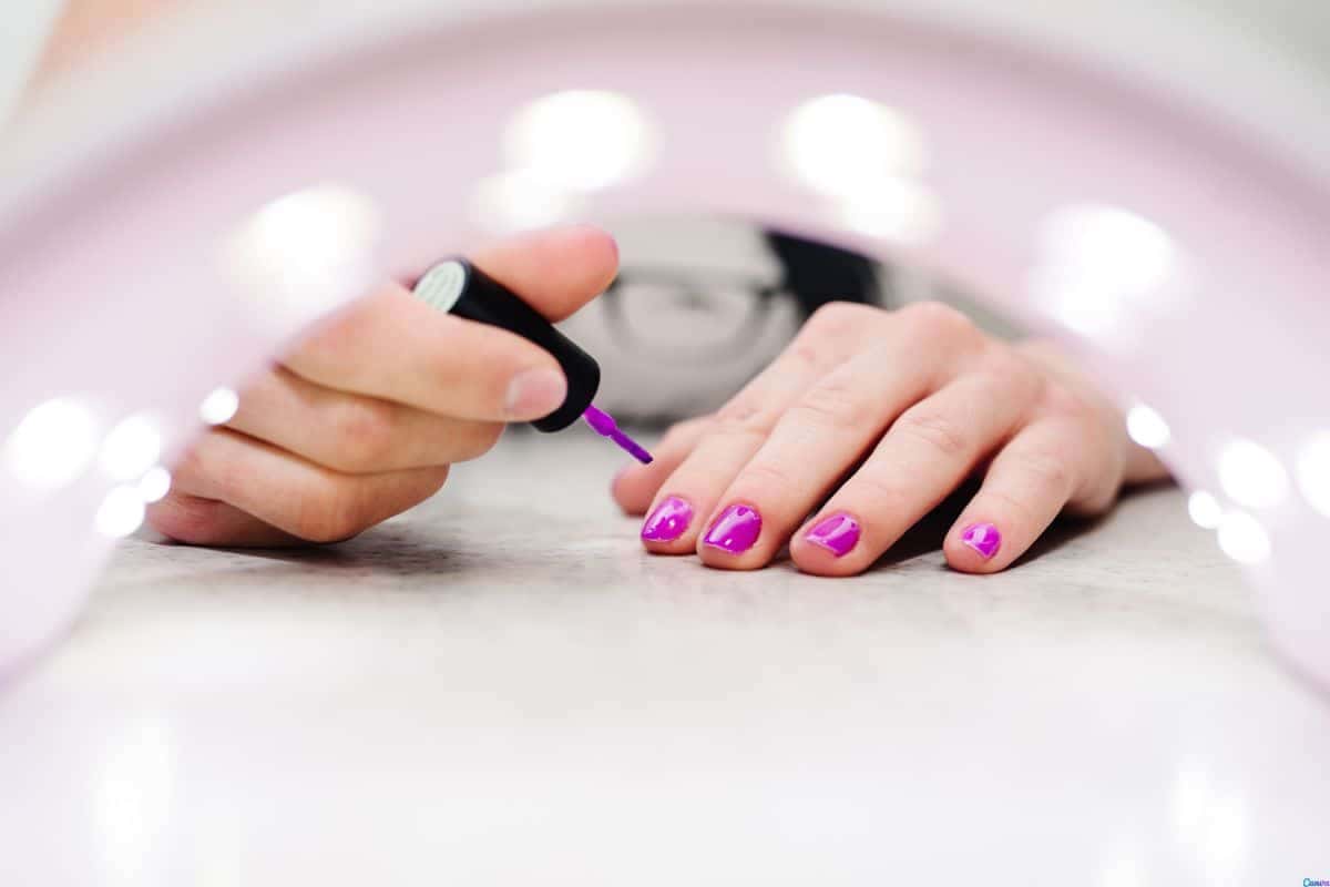 Unha de fibra decorada delicada: ideias para quem gosta de charme discreto