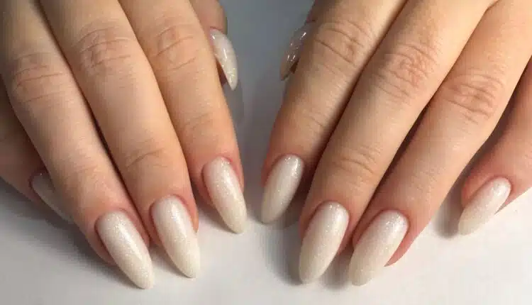 Unha de gel branca decorada: um clássico que continua em alta
