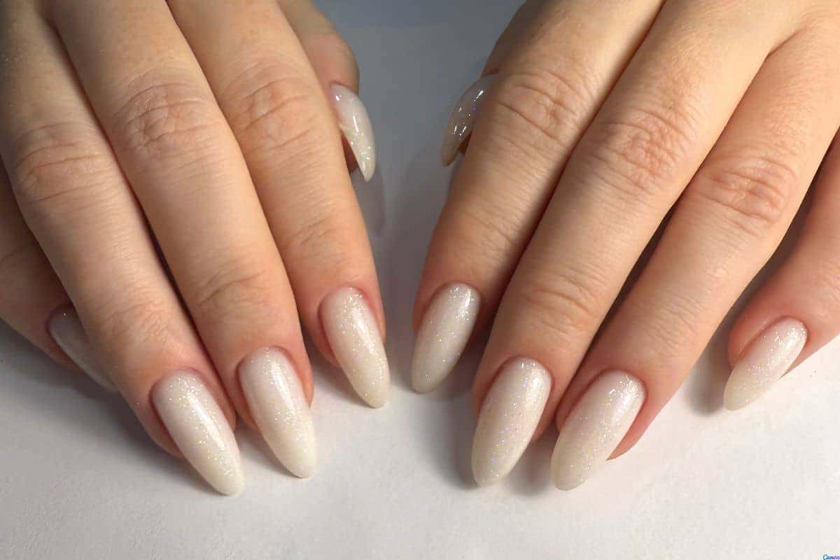 Unha de gel branca decorada: um clássico que continua em alta