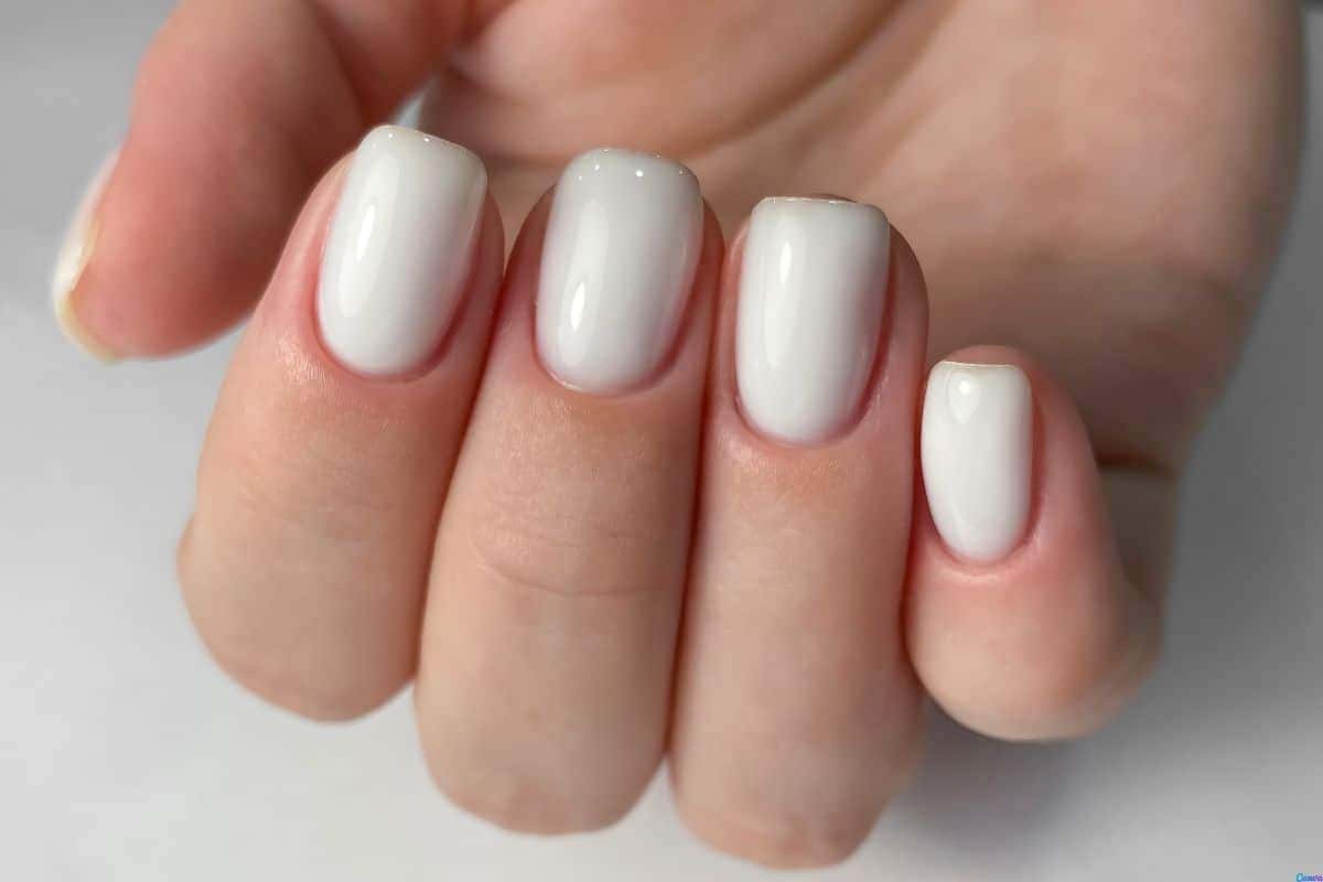 Unha de gel decorada delicada branca: visual limpo, chique e atual