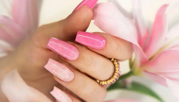 Unha de gel decorada delicada rosa: charme sutil para qualquer estilo