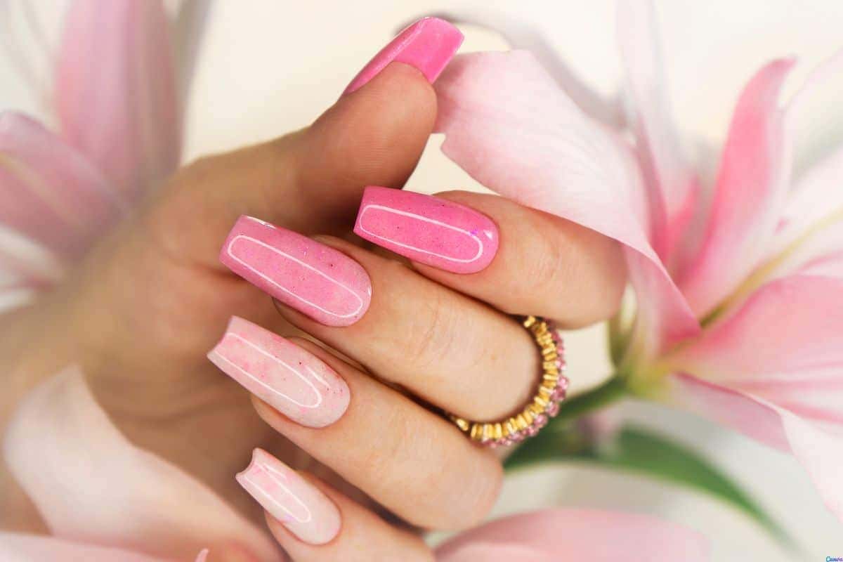 Unha de gel decorada delicada rosa: charme sutil para qualquer estilo