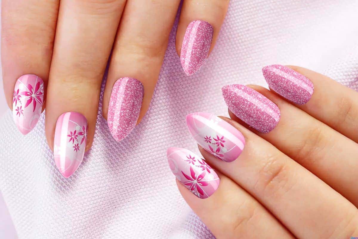 Unha de gel rosa com glitter: uma combinação que nunca sai de moda