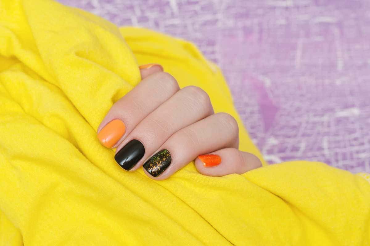 Unha decorada laranja com preto? A tendência ousada que voltou com tudo!