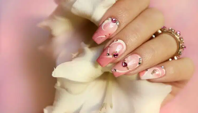 Unha decorada olho grego rosa: proteção e estilo em um único visual