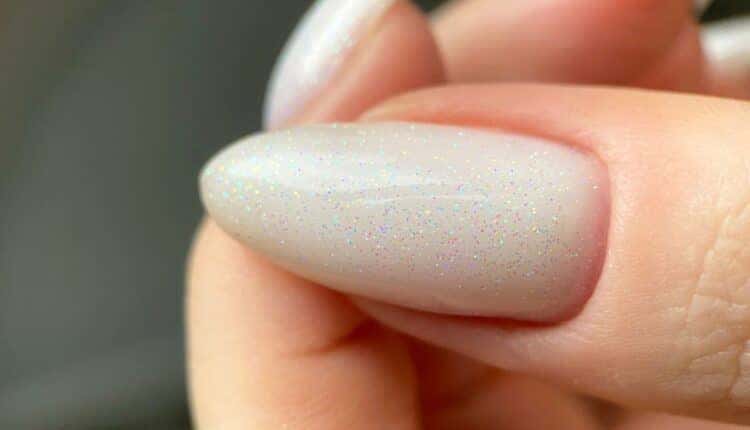 Unha em gel branca com glitter: elegância luminosa para o seu visual
