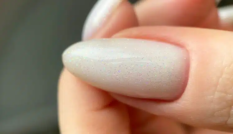 Unha em gel branca com glitter: elegância luminosa para o seu visual