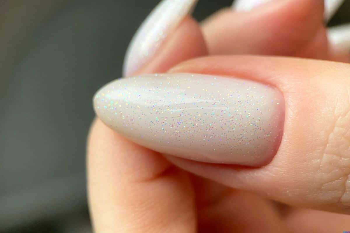 Unha em gel branca com glitter: elegância luminosa para o seu visual