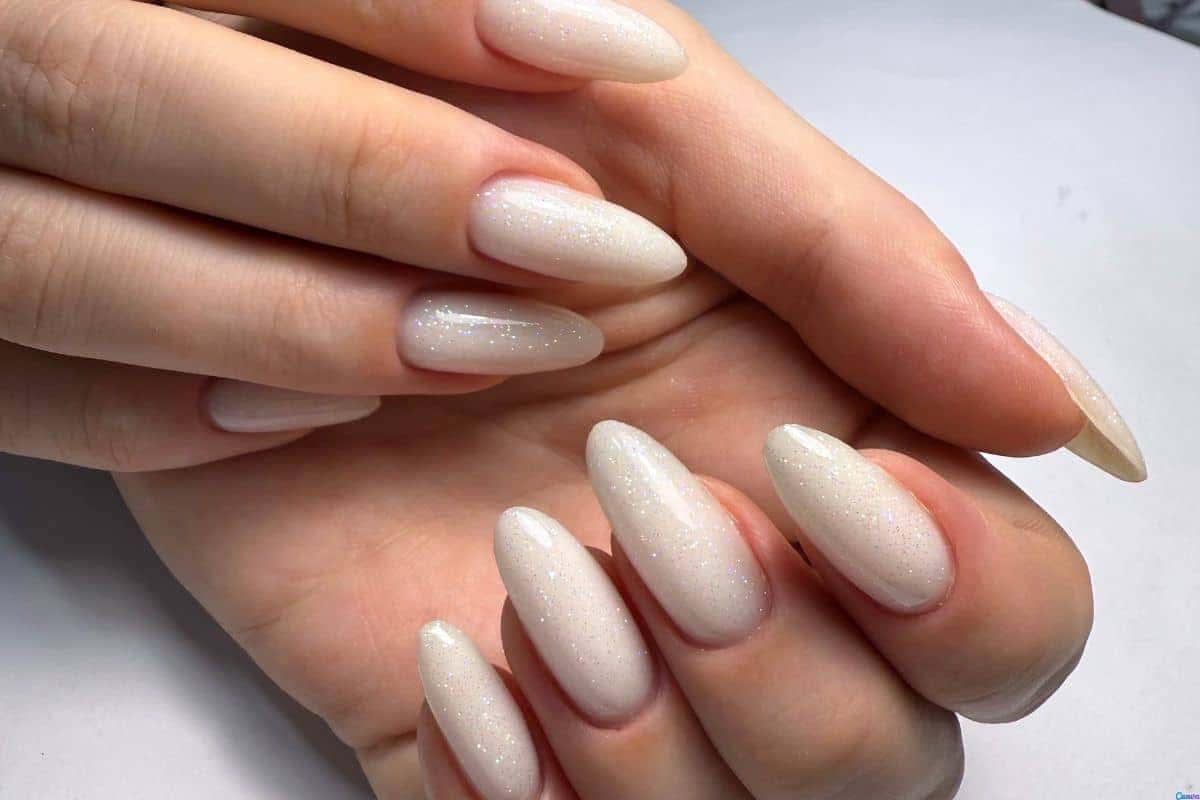 Unha em gel branca com glitter: elegância luminosa para o seu visual