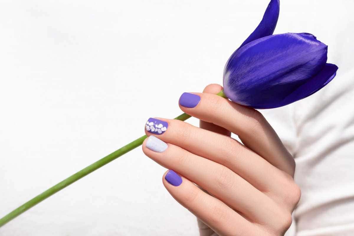 Unha lilás com glitter: visual delicado com brilho suave