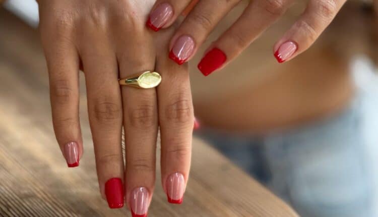 Unha marsala com dourado: visual poderoso que funciona em qualquer estação
