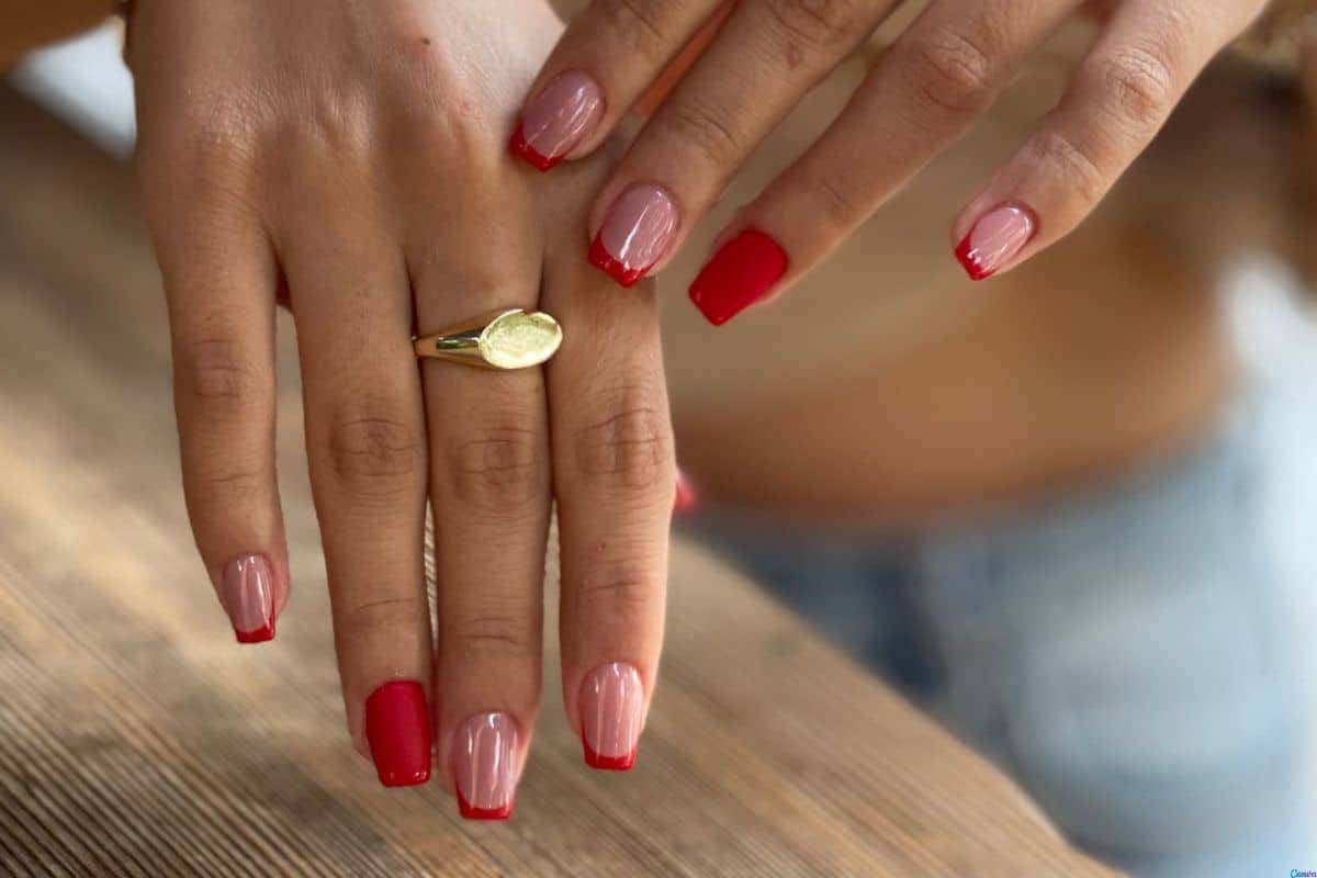 Unha marsala com dourado: visual poderoso que funciona em qualquer estação
