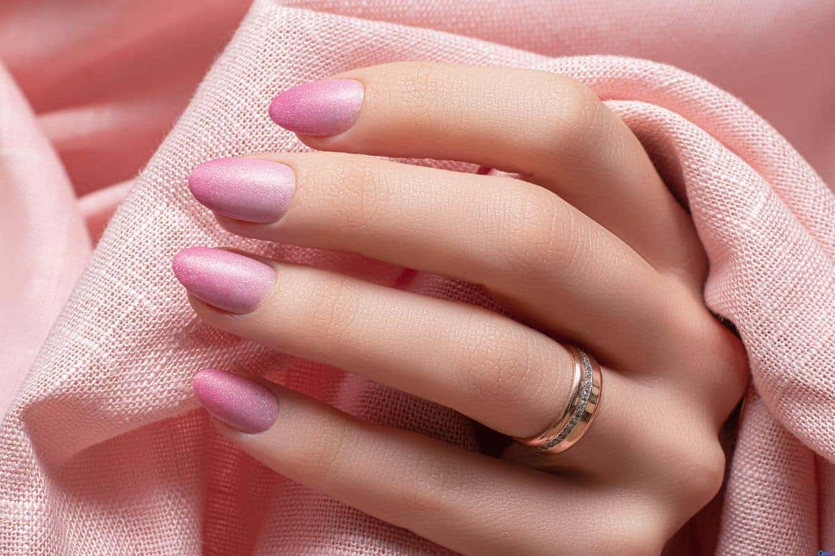 Unha olho grego rosa: tendência delicada e cheia de significado